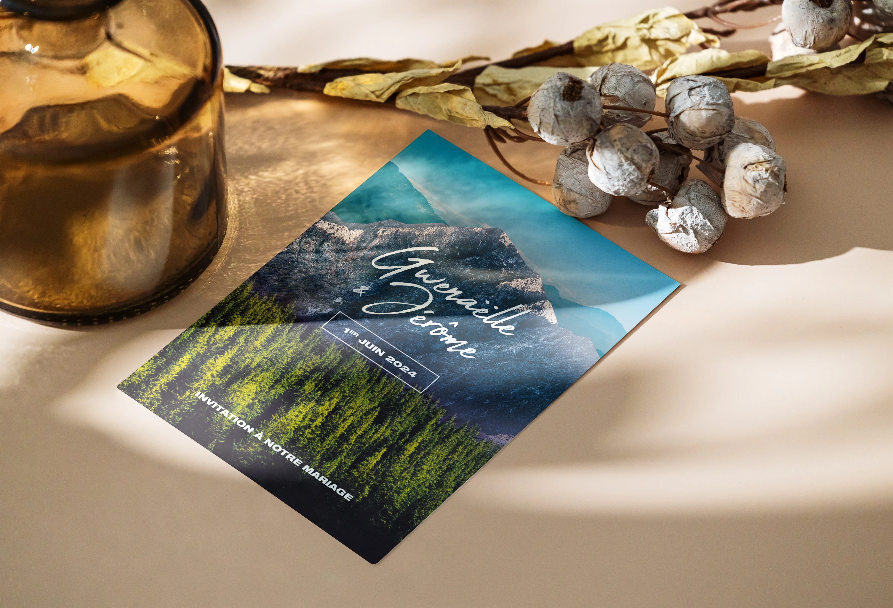 Design de flyer pour mariage avec éléments naturels et remerciements personnalisés